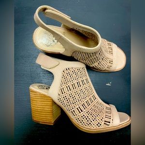 NWOT VINCE CAMUTO Keanne Heel